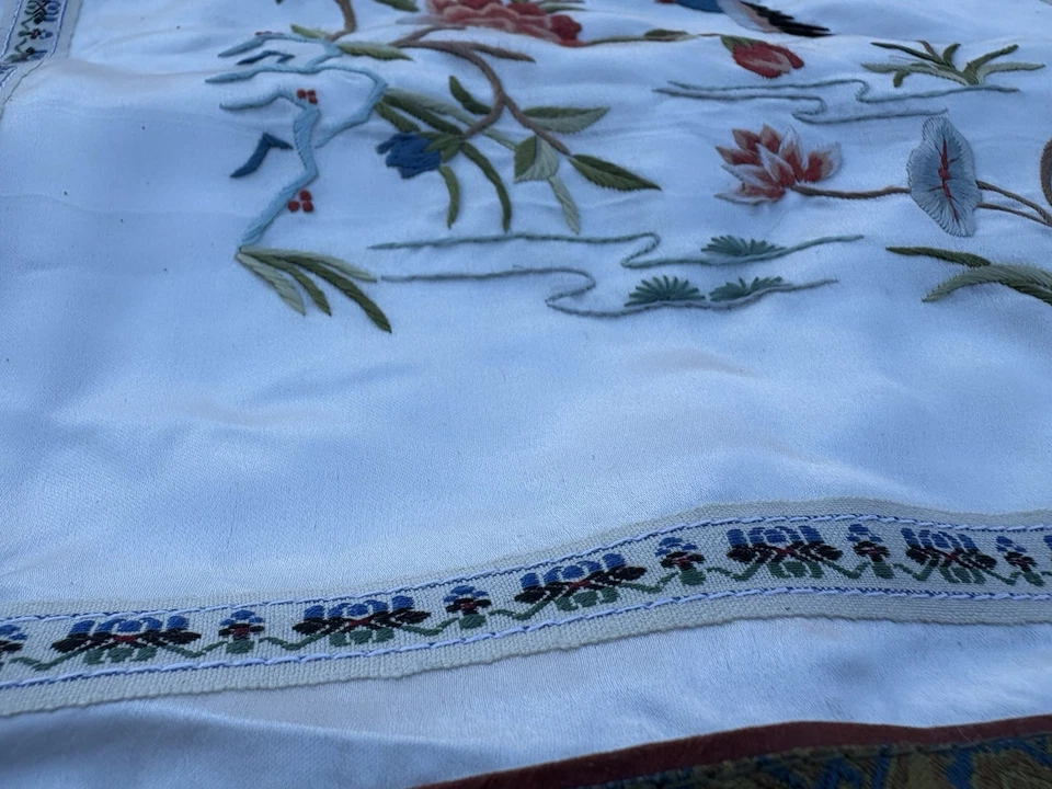 Iluminación de 2 fundas de almohada florales y pájaros bordados chinos de seda cubiertas con cremallera Foto 4 de 4