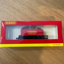 Hornby R6672 Visitor Centre 7 Plank Wagon