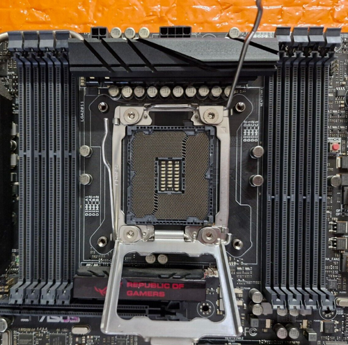 ASUS ROG RAMPAGE IV Black Edition : LGA2011 X79 DDR3 EATX + WIFI + IO-Shield - Picture 3 of 8