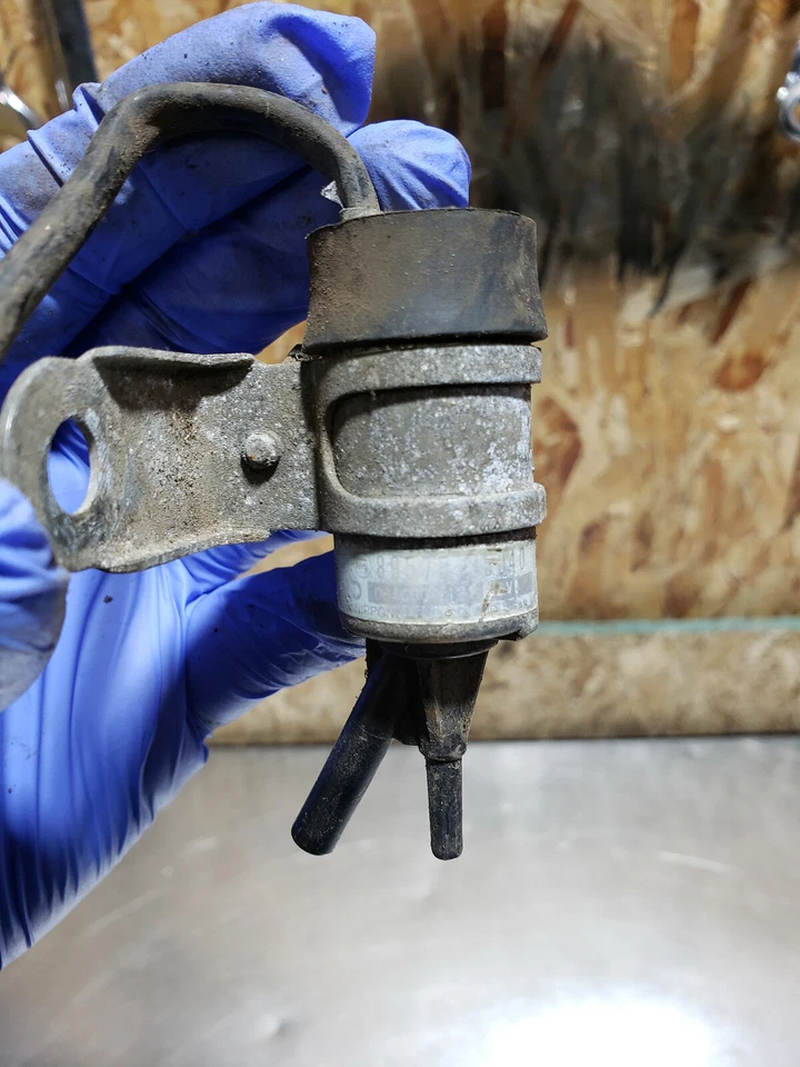 VÁLVULA DE CONMUTACIÓN DE VACÍO TOYOTA HILUX CORONA CELICA 20R VSV OEM USADA 89570-35040 Foto 2 de 4