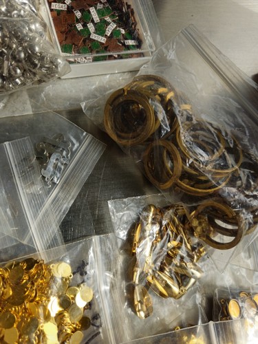 VINTAGE SORTIMENT MASSIVE MESSING & METALL ZUBEHÖR, SCHMUCKHERSTELLUNG 13 PFUND KONVOLUT. - Bild 21 von 24