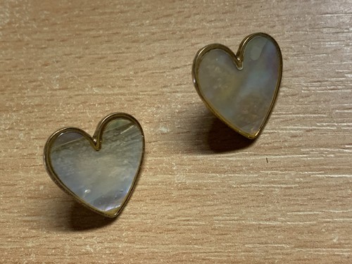 VINTAGE MOP MOTHER OF PEARL HEART SHAPED STUD EARRINGS 5.37 GRAMS 2cm TALL (P3) - Afbeelding 1 van 7