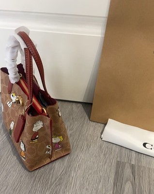 Peanuts x Coach collabo Willow Tote Bag 18 Signature Canvas Peanuts x Coach collabo Willow Tote Bag 18 Signature Canvas