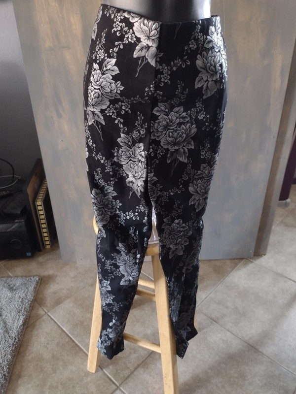 Chico's Black and Silver Floral Brocade Trousers size .5(US 6)