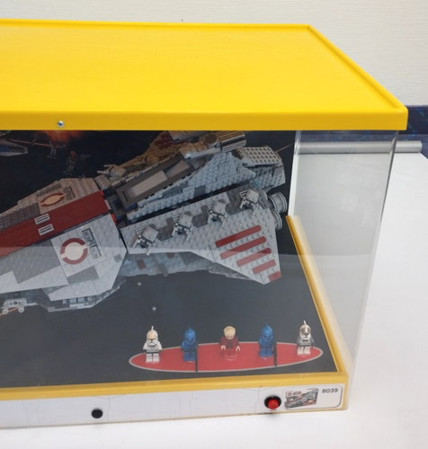 LEGO Store Display 8039 Venator-Class Republic Star Wars Figures Display Case - Picture 3 of 10