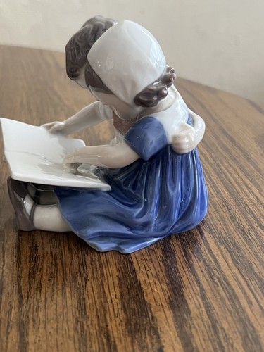 COLLECTIBLE B&G MADE IN DENMARK BOY & GIRL READING PORCELAIN FIGURINE - Picture 2 of 7