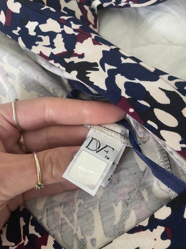 Silk patterned DVF famous wrap dress. New W/O Tags. Diane Von Furstenburg. Sz 0 - Picture 3 of 4