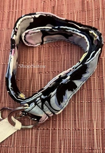 Neu mit Etikett Vera Bradley breites Schlüsselband PFLAUME STIEFMÜTTERCHEN - Bild 1 von 7