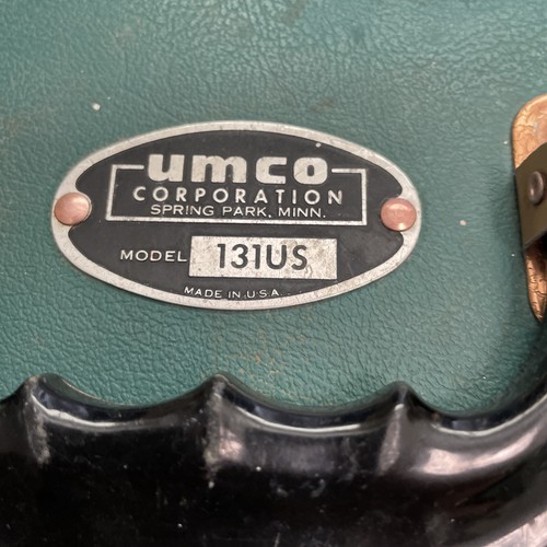 Vintage UMCO Model 131US Tackle Box Green, Gold Clasps,Blk Handle &Tray - Picture 2 of 12