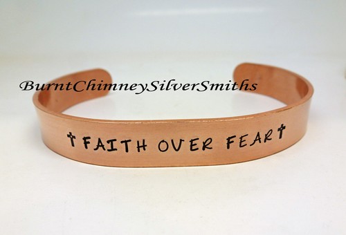 "Puño de pulsera personalizado de aluminio o cobre estampado a mano FAITH OVER FEAR 3/8 X 6" - Imagen 11 de 12