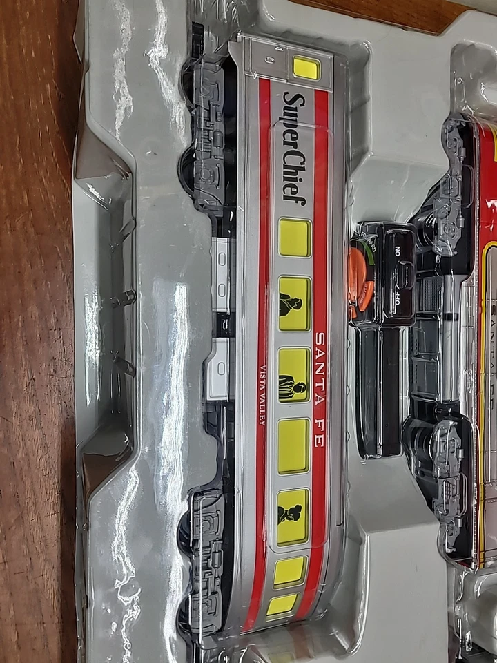 Lionel Santa Fe Battery Powered Ready To Play Set - Image 3 of 4