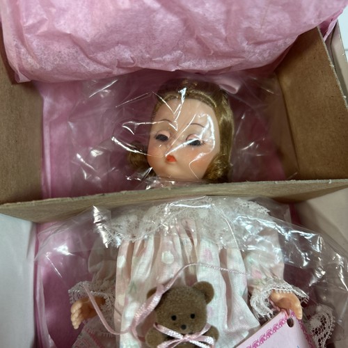 "Muñeca Madame Alexander 8"" Wendy #466 con caja, etiqueta, oso" - Imagen 3 de 4