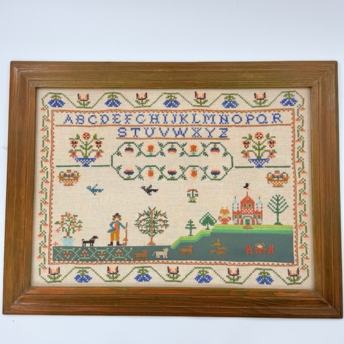 Vintage bestickt Nadelspitze Alphabet Muster Holz gerahmt 26” x 20” - Bild 1 von 8