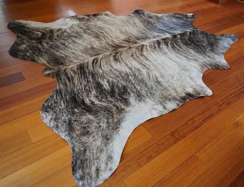 A Beautiful Wave Washes over this smooth pale Base - a Stunning Premium Cowhide - Foto 8 di 10