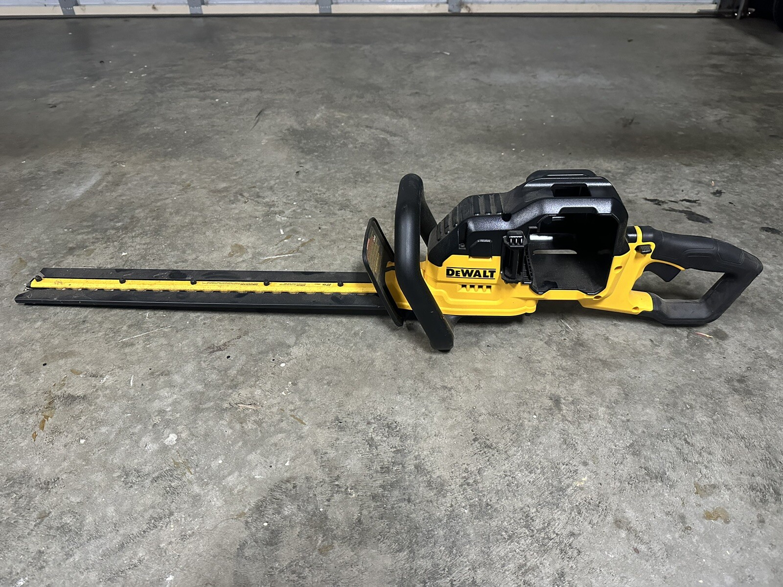 DeWalt DCHT860 22&rdquo; Hedge Trimmer 40v