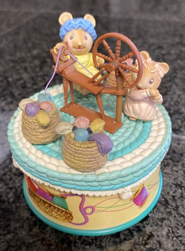 Vtg 1994 Enesco Mice Sewing Music Box Spinning Wheel - Picture 2 of 10