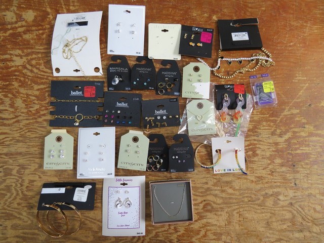 Large Lot Of New Jewelry Earrings Necklaces Etc. (Read Description) Large Lot Of New Jewelry Earrings Necklaces Etc. (Read Description)