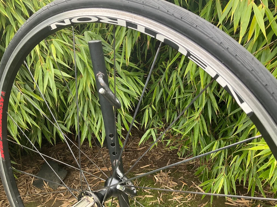 Like new Campagnolo NEUTRON rear wheel + black record hub clincher very low km - Bild 4 von 4