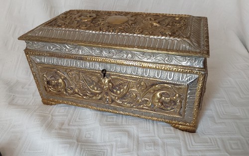 Vintage Spanish Brass Jewelry Box Scrolling Foliage, Mythical Beasts & Medallion - Picture 6 of 14