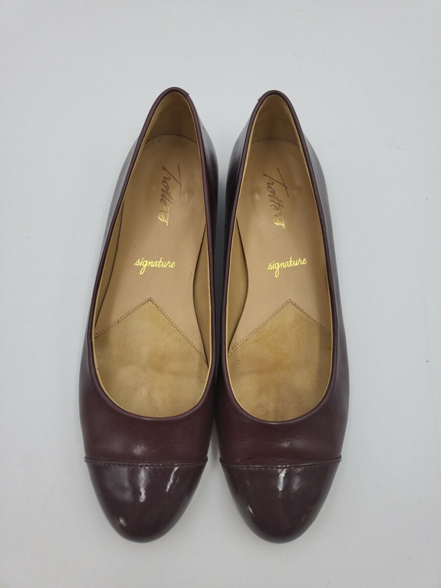 Women s Trotters Signature Flat Comfort Shoes Brown Leather Size