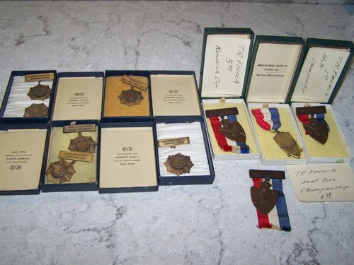 Lotto di 10 medaglie tiro coppa Kendrick NRA premi in 7 scatole - Foto 1 di 4