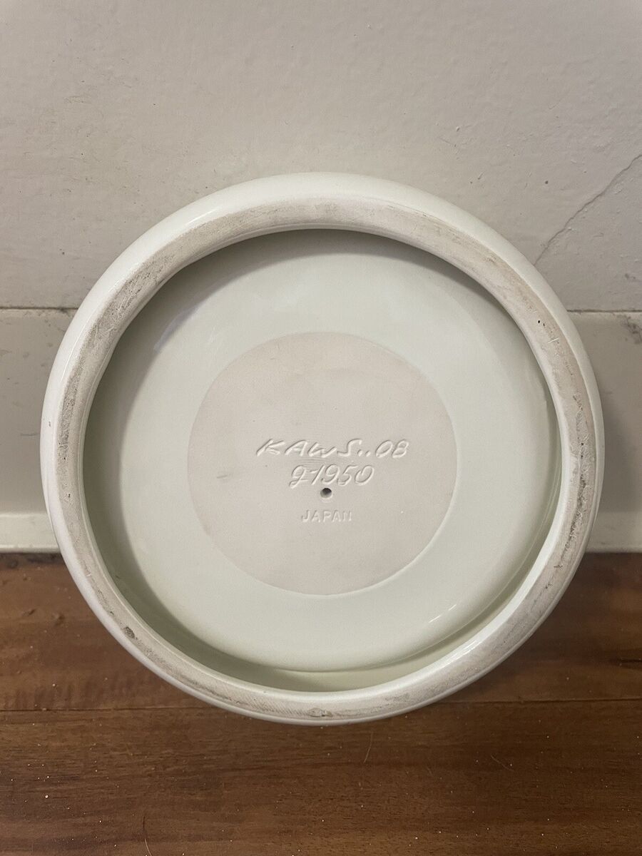 KAWS Companion OriginalFake x Gallery 1950 ASHTRAY White No KAWS Companion OriginalFake x Gallery 1950 ASHTRAY White No