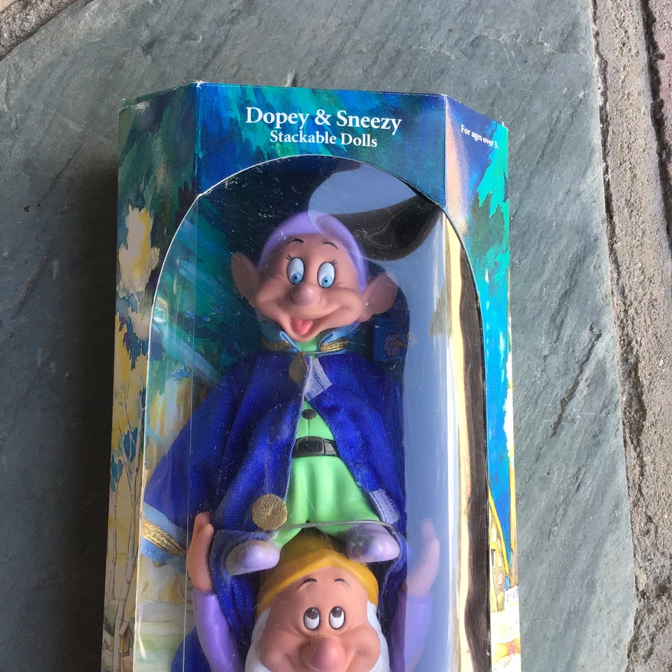 De colección Walt Disney Blancanieves y los siete enanitos Dopey & Sneezy Nuevo en Paquete Foto 3 de 4