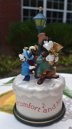 Hallmark 2001 Keepsake Ornament Merry Carolers Mickey & Co. Music & Movement - Picture 3 of 7