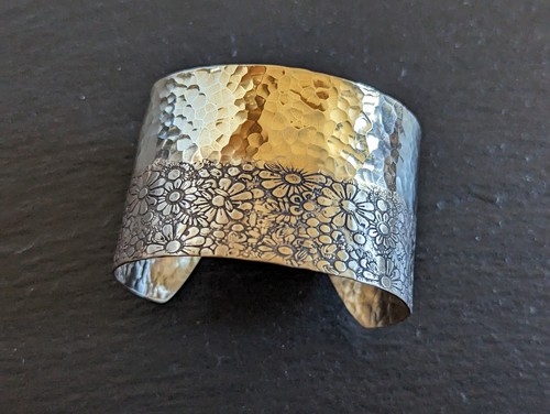 Wide bronze cuff bracelet with sunflowers and a sparkling hammered texture - Picture 6 of 8