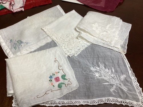 Fazzoletti vintage lotto di 38 fiori, stampe, solidi, ritagli, bordi capesante - Foto 7 di 16