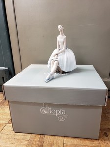 Lladro-Refinement-01008243-Woman-Ballerina-Sitting-Porcelain-Excellent-Condition