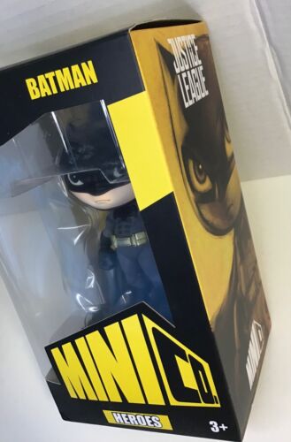 Mini Co Justice League Batman Iron Studios Statue - Picture 3 of 16