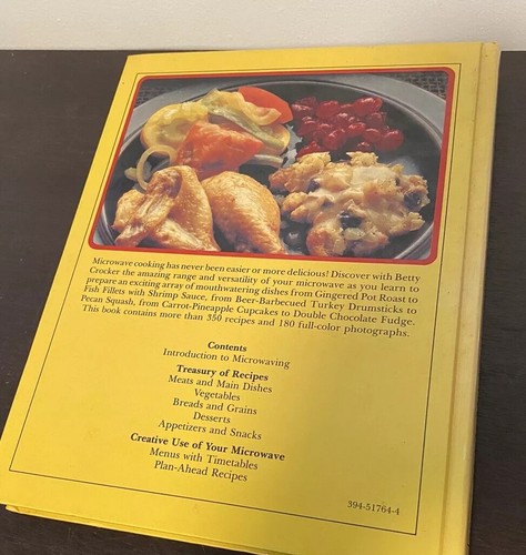 Betty Crocker's Microwave Cookbook by Betty Crocker Editors (1981, Hardcover) - Foto 2 di 2