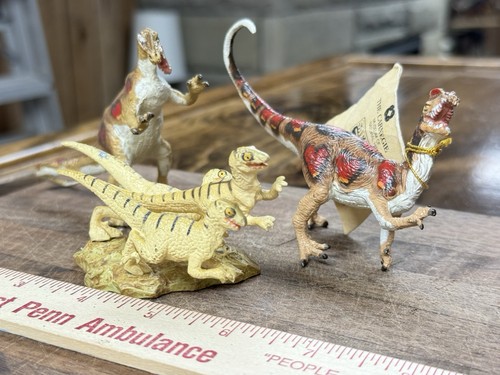Colección Carnegie Dinosaurios--Dúo Dilophosaurus con paquete Deinonychus - Imagen 3 de 6