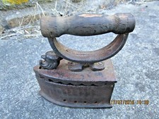 RARE PETIT FER A BRAISE ANCIEN D'ENFANT / EN FONTE + POIGNEE BOIS / TETE D'OURS?