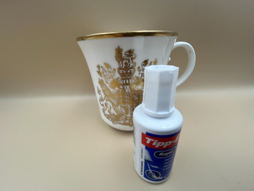Queen Elizabeth Silver Jubilee Cup, 1952 - 1977. by Royal Doulton. - Picture 3 of 7