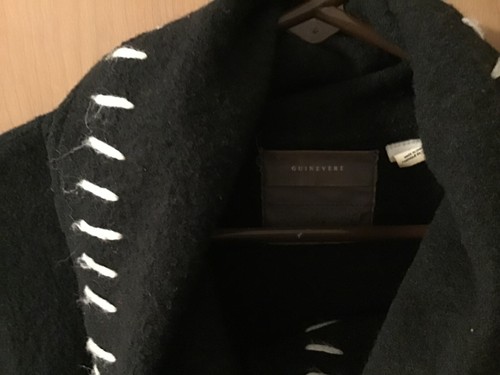 Abrigo suéter Anthropologie Ginebra con cinturón negro con acentos blancos - Imagen 2 de 4