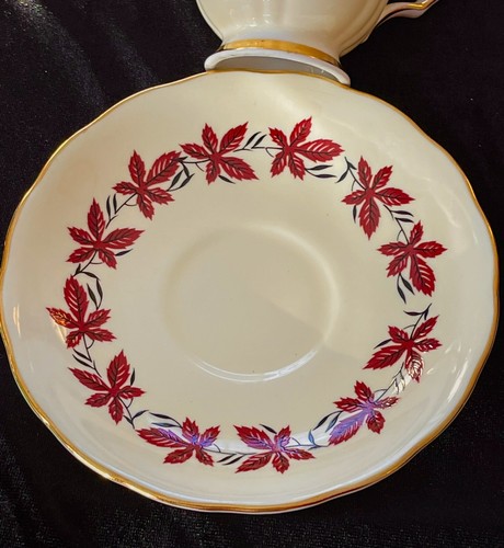 Taza y platillo Colclough Bone China C9 D8 amarillo claro con ENREDADERAS HOJAS ROJAS ¡Bonito! - Imagen 3 de 6