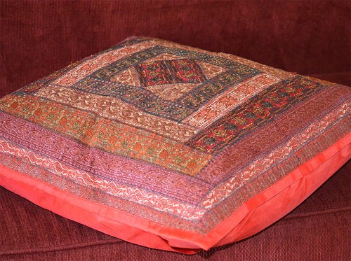 Funda de almohada cuadrada vintage bordada a mano de 24" color rojo de la India - Imagen 5 de 6