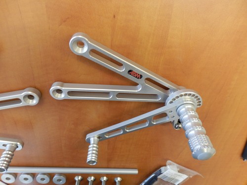 CBR 900 SC33 1996-97 ABM Fussrastenanlage ABM NEUWARE foot peg Raste CBR900RR - Bild 5 von 12