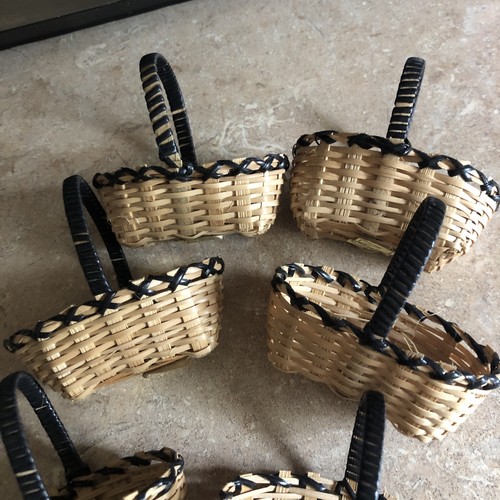 8 Miniatur Körbe Stroh Korb geflochten mit Griffen Puppenhaus Handwerk Dekor 2-1/2 Zoll - Bild 3 von 5