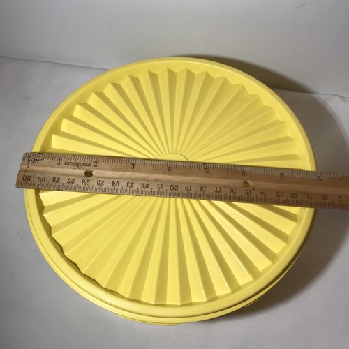 TUPPERWARE VINTAGE 8 Cup SERVALIER SHORT COOKIE CANISTER # 1204 Daffodil Yellow - Picture 2 of 7
