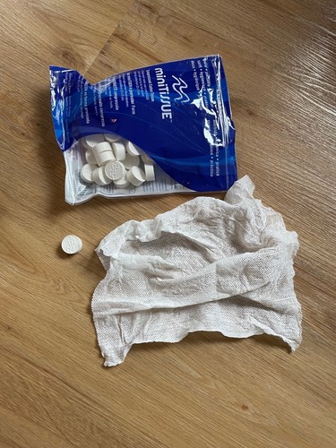 Mini-Tissue/Mini-Tücher,  in Tablettenform gepresst, entfaltet sich durch Nässe
