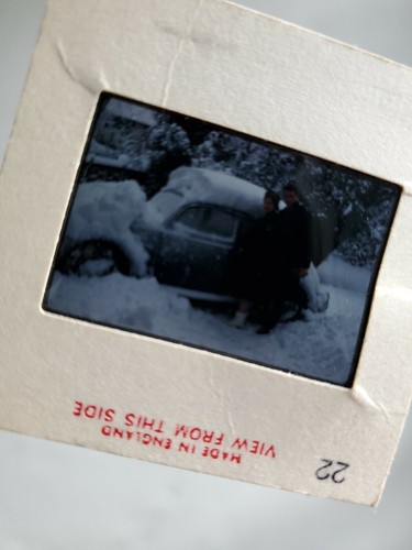 Vintage V W BUG Snowed in with Man & Women KODACHROME SLIDE - Imagen 3 de 5