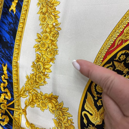 Vintage Gianni Versace Silk Fabric Fly Pattern Medusa Red Border 55.5" x 65 1/8" - Bild 9 von 10