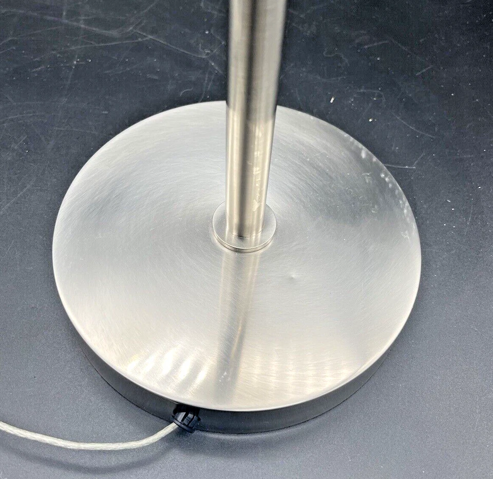 Lámpara de mesa House of Troy Delta LED, níquel satinado - D150-SN Foto 2 de 4