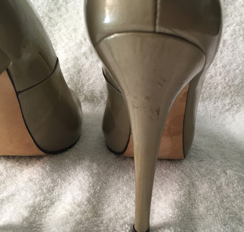 Stuart Weitzman tacchi pompa punta tonda in pelle verniciata marrone marrone marrone chiaro (7,5 M) - Foto 5 di 8
