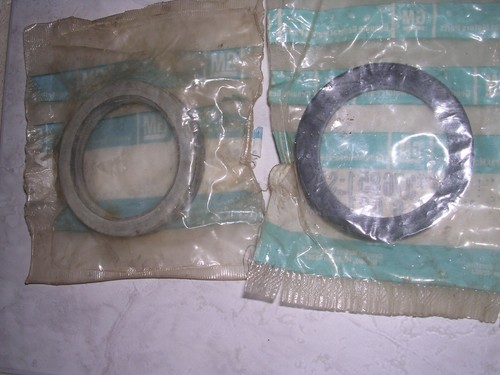 1984-1991 NOS Chevy GMC Jimmy Blazer Suburban Axle Spindle Seals PAIR  #376851  - Picture 3 of 3