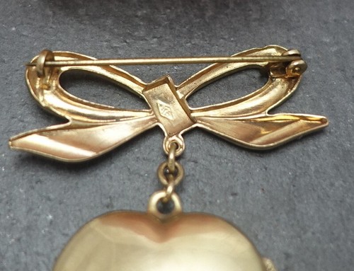 alte Modeschmuck Brosche Rockabilly Anstecknadel Schleife mit Herz Medaillon - Bild 7 von 7