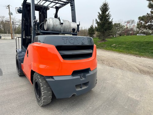 2018 TOYOTA 8FG45U 10,000LB CAPACITY LPG POWERED PNEUMATIC FORKLIFT HI LO LIFT - Picture 3 of 14